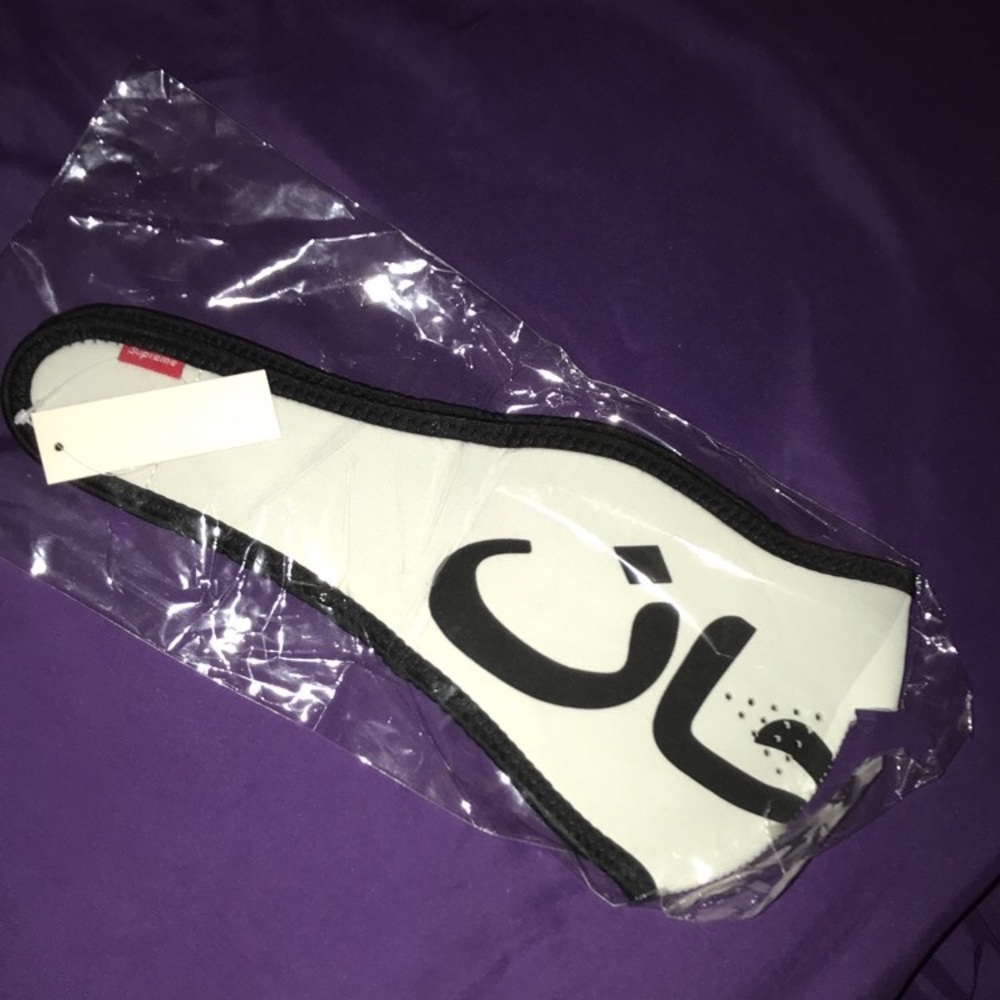 SUPREME ARABIC LOGO FACEMASK